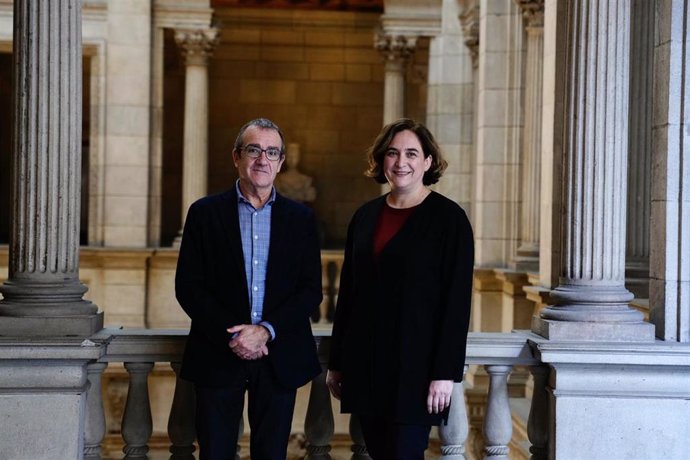 El vicepresidente del Govern de las Islas Baleares, Juan Pedro Yllanes, y la alcaldesa de Barcelona, Ada Colau, en el Ayuntamiento de la capital catalana.