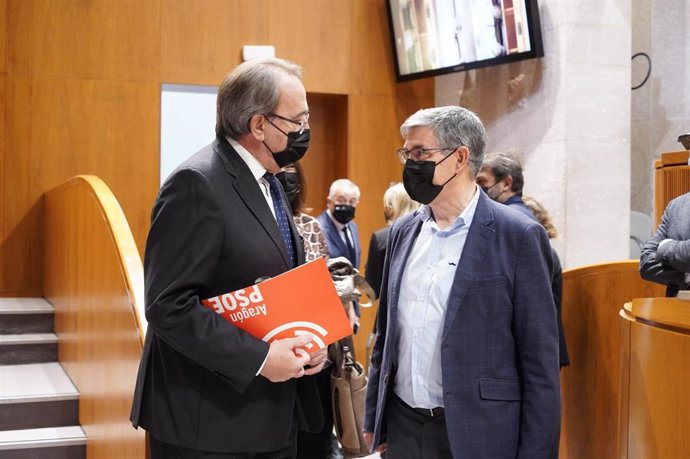 El consejero de Hacienda, Carlos Pérez Anadón, y Vicente Guillén (PSOE).