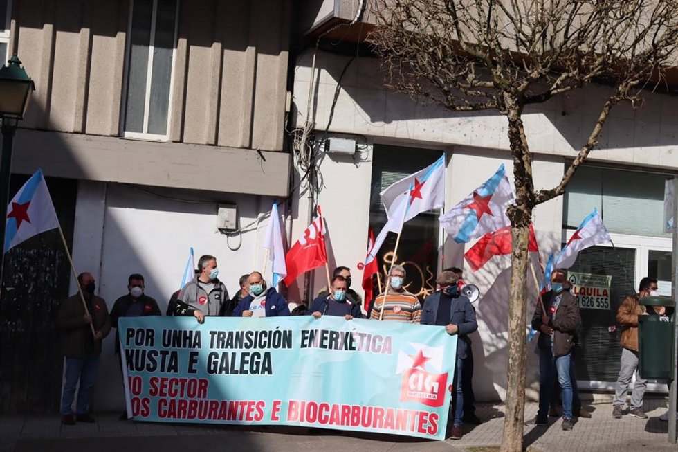 Delegados de empresas de carburantes y biocarburantes se concentran ante el Parlamento por una transición justa