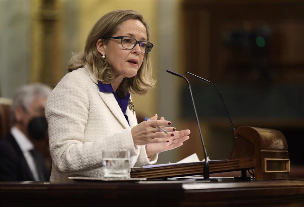La vicepresidenta primera y ministra de Asuntos Económicos y Transformación Digital, Nadia Calviño, interviene en una sesión plenaria en el Congreso de los Diputados, a 23 de marzo de 2022, en Madrid (España). El pleno está marcado sobre las cuestiones