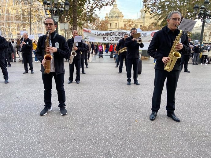 Archivo - Músicos de la Banda Municipal de Valncia protestan contra su traspado al Palau de la Música (archivo)