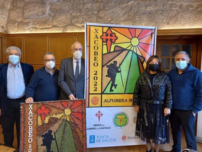 El concejal de Turismo, Sindo Guinarte, junto con los miembros de la Comisión Xestora de Entidades Alfombristas, durante la presentación de la Alfombra Floral do Xacobeo 2022