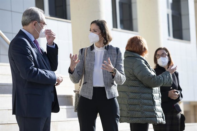 Archivo - El presidente de la patronal azulejera Ascer, Vicente Nomdedéu, conversa con la ministra de Industria, Comercio y Turismo, Reyes Maroto, a su llegada a la presentación del estudio 'Impacto socioeconómico y fiscal del sector de azulejos y pavim