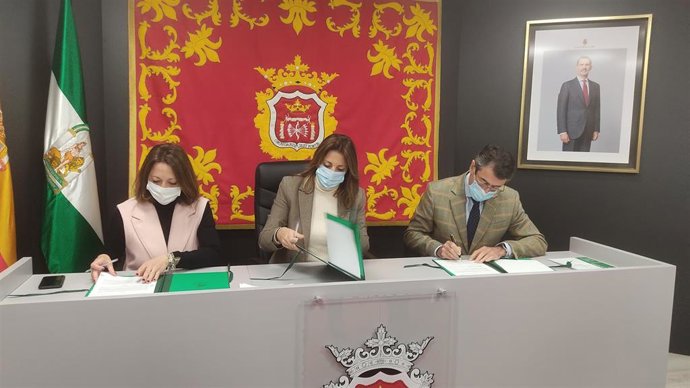 La delegada del Gobierno andaluz en Málaga, Patricia Navarro, y la alcaldesa del municipio malagueño de Ronda, María Paz Fernández, en la firma de un acuerdo