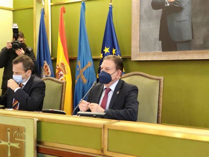 El alcalde de Oviedo, Alfredo Canteli, durante el pleno del Ayuntamiento de Oviedo.