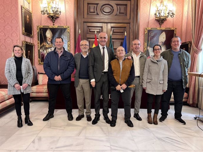 El alcalde de Sevilla, Antonio Muñoz, ha firmado los convenios con seis comunidades de vecinos para la instalación de ascensores.