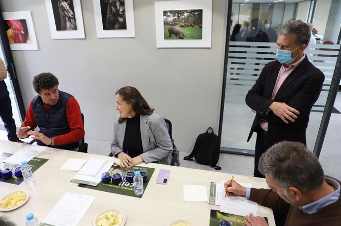 Sánchez (dcha.), junto al jurado en una de las catas.