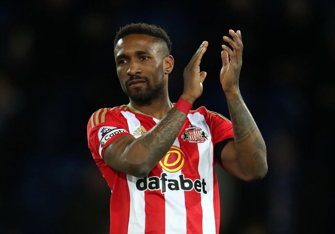 Archivo - FILED - 04 April 2017, United Kingdom, Leicester: Then Sunderland's Jermain Defoe acknowledges the fans. Former England striker Jermain Defoe has announced his retirement from professional football at the age of 39. Photo: Mike Egerton/PA Wire