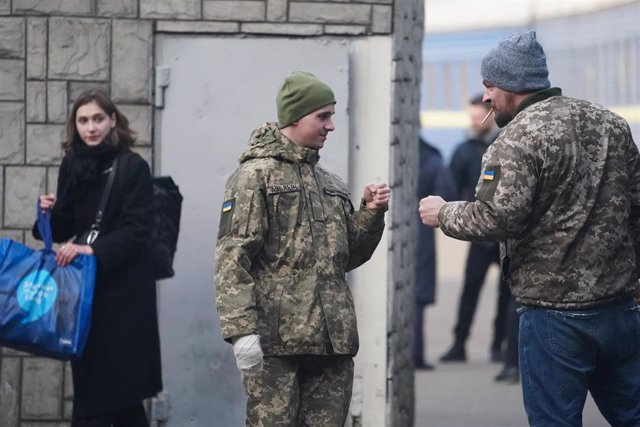 Soldados ucranianos se saludan en Leópolis.