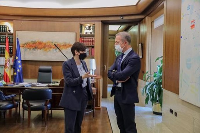 La ministra de Política Territorial, Isabel Rodríguez, y el presidente del Senado, Ander Gil.