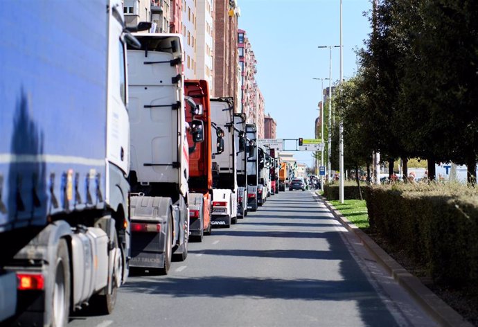 Varios camiones en una marcha convocada en el marco  de la huelga de transportes (archivo).