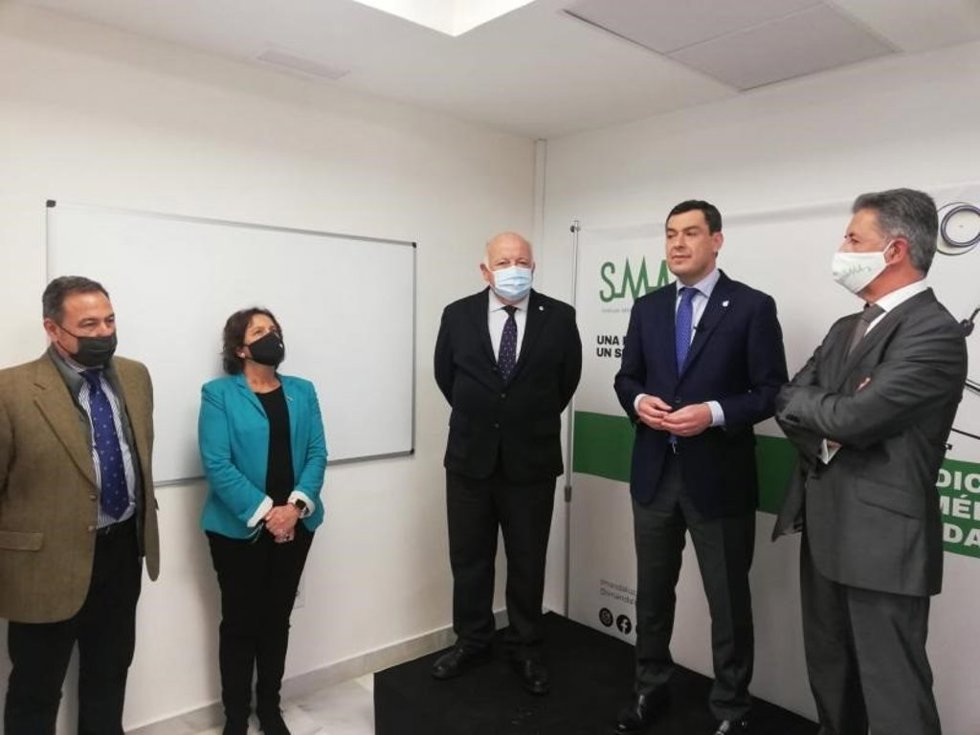 Junto al presidente de la Junta de Andalucía, Juanma Moreno, el consejero de Salud y Familias, Jesús Aguirre, el director gerente del SAS, Miguel Ángel Guzmán, el director ceneral de Asistencia Sanitaria, Diego Vargas Ortega.