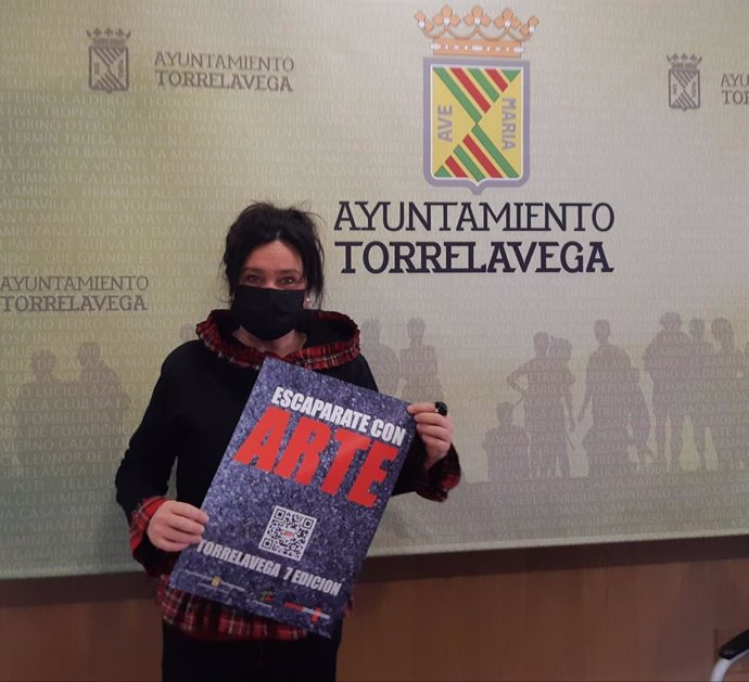 La concejala de Cultura de Torrelavega, Esther Vélez, presenta la séptima edición de 'Escaparate con Arte'