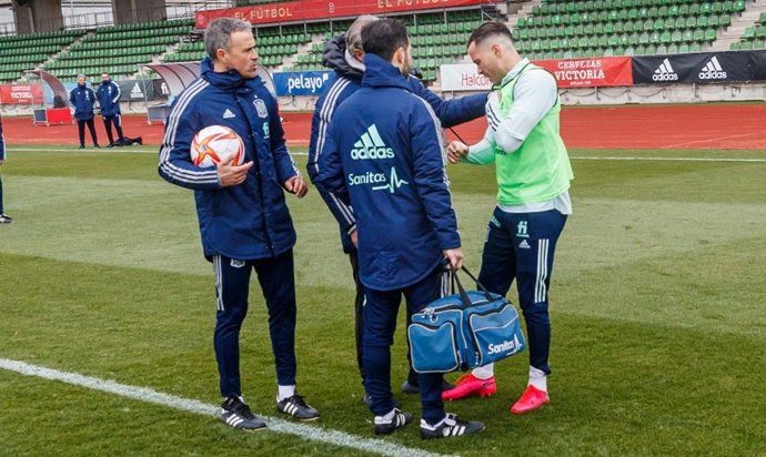 Rául de Tomás con Luis Enrique y los médicos tras hacerse daño en el hombro