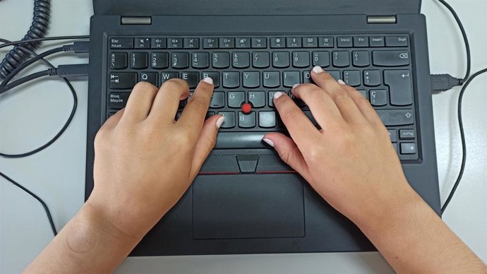 Archivo - Imatge de recurs d'una persona amb un ordinador