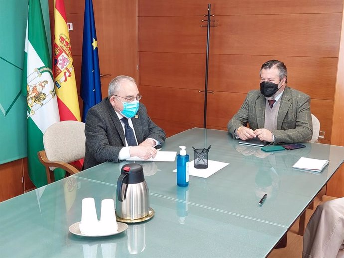 El delegado de Regeneración, Justicia y Administración Local de la Junta en Huelva, Alfredo Martín, en su reunión con el decano del Colegio de Abogados de Huelva, Fernando Vergel.