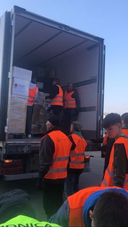 Guardias Civiles Solidario Comienza la descarga de material humanitario en Polonia