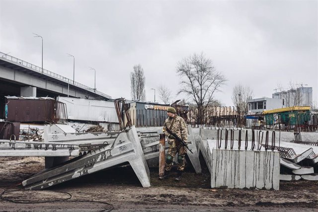 Un miliciano ucraniano vigila una carretera, a 2 de marzo de 2022, en Kiev (Ucrania). 