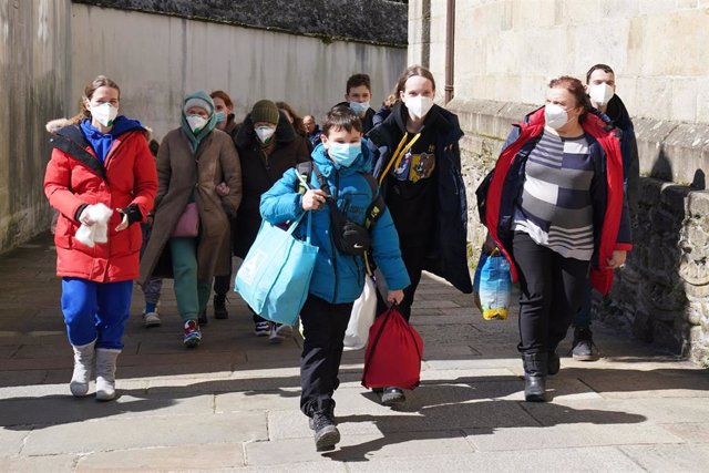 Un grupo de refugiados ucranianos a su llegada desde un autobús a Santiago de Compostela
