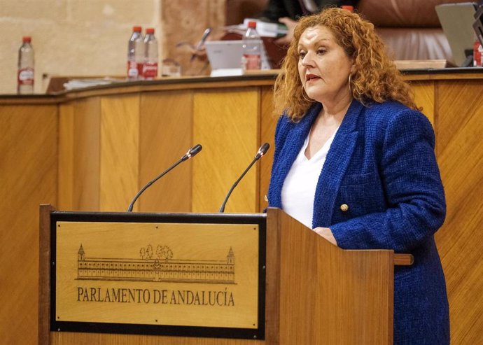 La diputada del PSOE-A Araceli Maese interviene en el Pleno del Parlamento andaluz para defender una proposición no de ley sobre medidas económicas y sociales para paliar el impacto de la invasión de Ucrania.