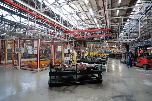 Archivo - Varios operarios trabajan en la sede de Stellantis.