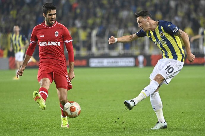 Archivo - 21 October 2021, Turkey, Istanbul: Fenerbahce's Mesut Ozil (R) and Antwerp's Dinis Almeida battle for the ball during the UEFA Europa League Group Dsoccer match between Fenerbahce SK and Royal Antwerp FC at the Sukru Saracoglu Stadium. Photo: