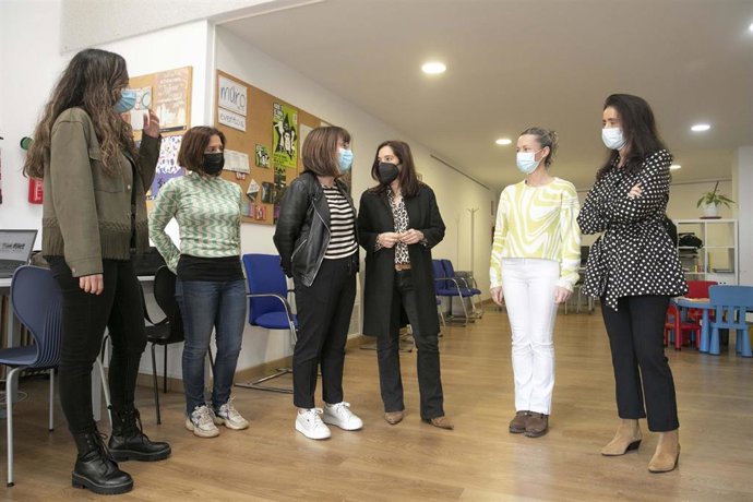 La alcaldesa de A Coruña, Inés Rey, y la concejala de Bienestar Social, Yoya Neira, visitan la Oficina Municipal de Apoyo al Pueblo Ucraniano