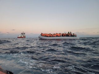 Archivo - El 'Ocean Viking' rescata a decenas de migrantes en el Mediterráneo.