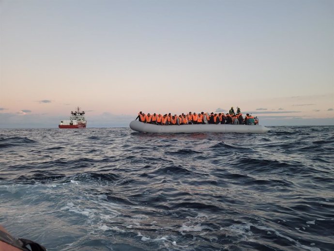 Archivo - El 'Ocean Viking' rescata a decenas de migrantes en el Mediterráneo.