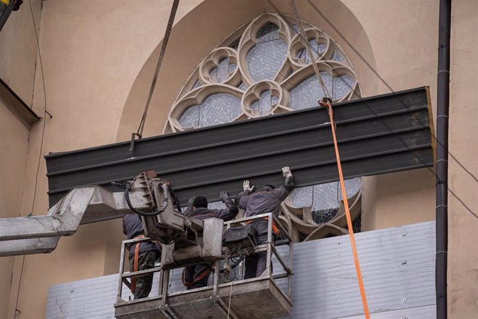 Operarios protegen el vitral de la Catedral Latina, en el casco antiguo, a 5 de marzo de 2022, en Lviv (Ucrania)