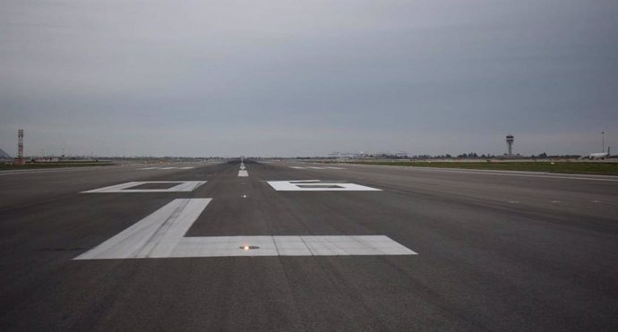 Una de las pistas paralelas del aeropuerto Josep Tarradellas de Barcelona-El Prat