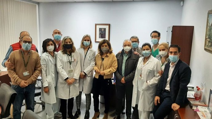 Botella (centro), en su visita al Hospital de Puente Genil.