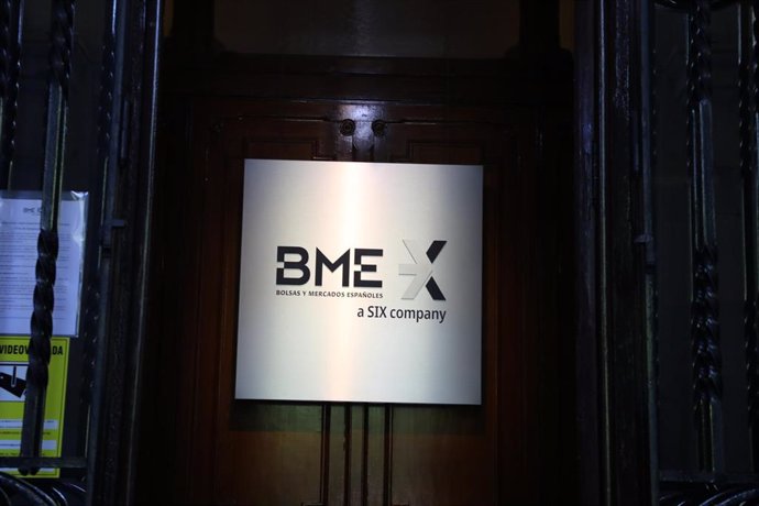 Archivo - Cartel de las Bolsas y Mercados Españoles (BME) en el Palacio de la Bolsa de Madrid, a 30 de junio de 2021, en Madrid (España).