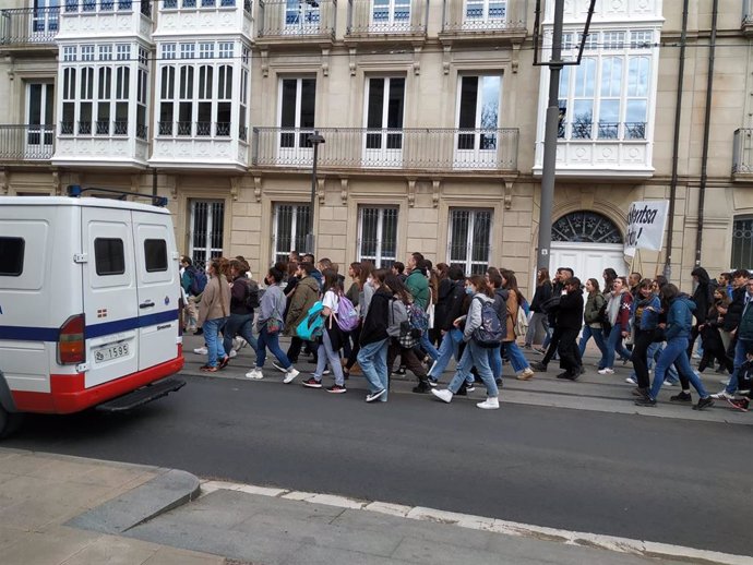Manifestación de estudiantes en Vitoria, a su paso por el Parlamento Vasco, este jueves 24 de marzo de 2022