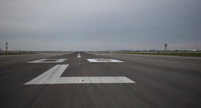 Una de las pistas paralelas del aeropuerto Josep Tarradellas de Barcelona-El Prat