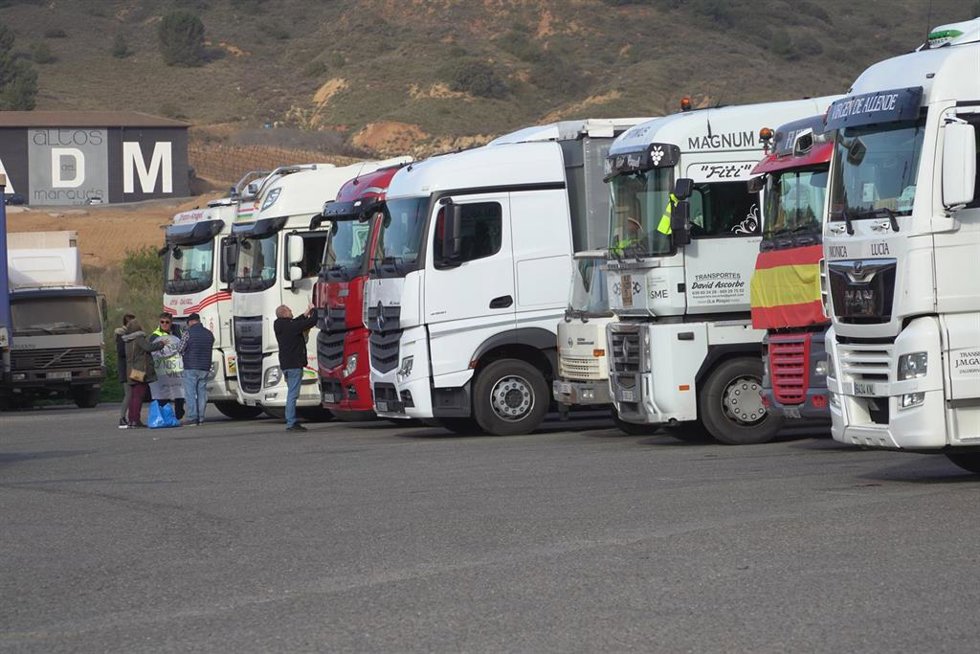 Varios camiones estacionados en la estación de servicio de La Grajera, antes de una marcha convocada durante el undécimo día de paro nacional de transportistas, a 24 de marzo de 2022, en Logroño, La Rioja (España). Se trata de un paro indefinido, convoc