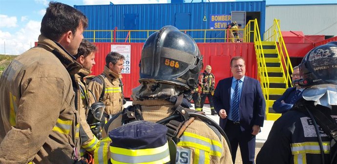 El delegado de Gobernación, Juan Carlos Cabrera, en su visita al campo de prácticas de los Bomberos en el Puerto.