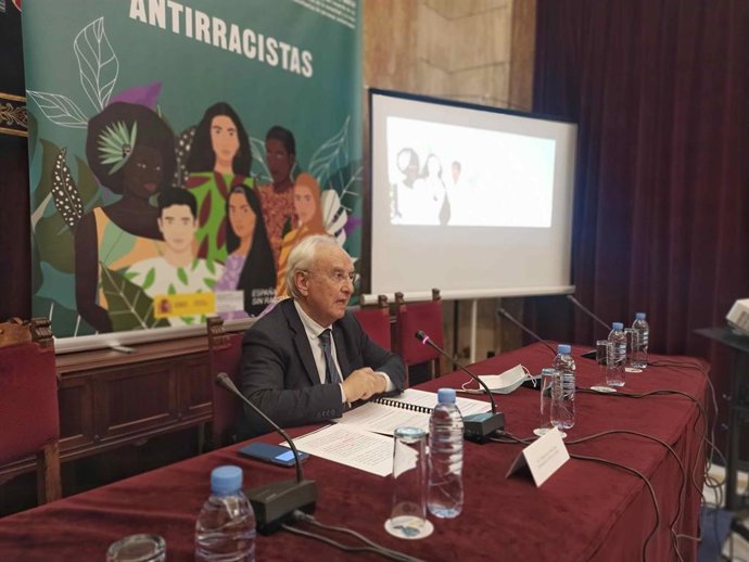 El subdelegado del Gobierno en Almería, Manuel de la Fuente, presenta el estudios sobre discriminación racial en asentamientos