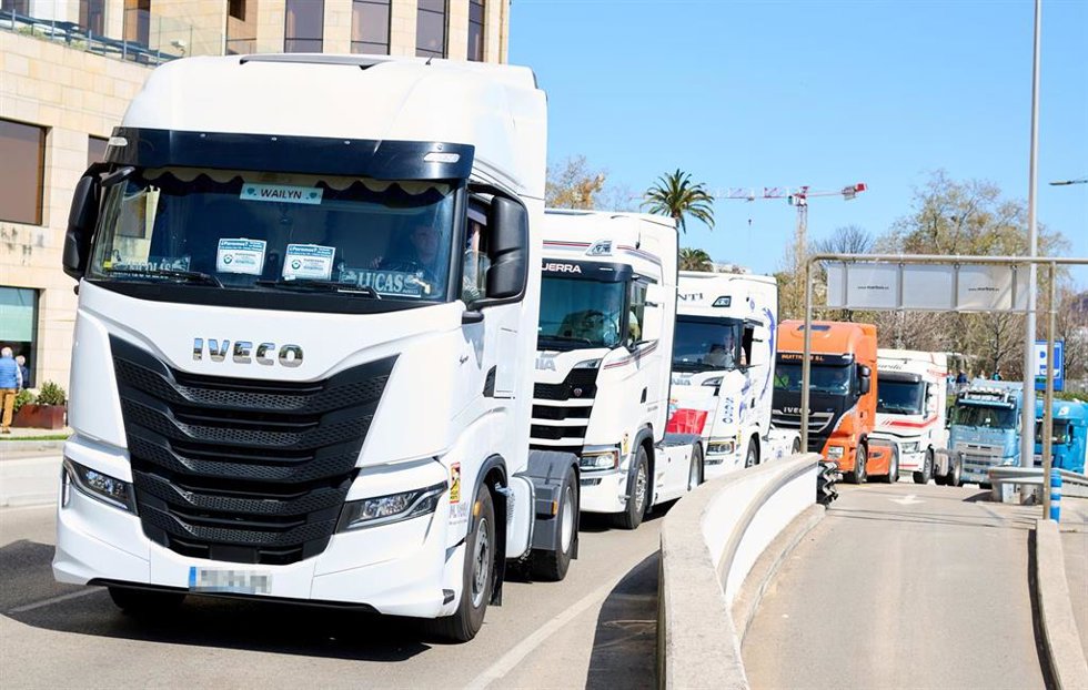 Varios camiones participan en una marcha convocada desde el polígono de Raos hasta el Centro Botín, durante el undécimo día de paro nacional de transportistas, a 24 de marzo de 2022, en Santander, Cantabria (España). 