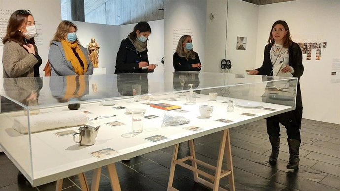 La comissria de l'exposició 'Histria de les mans', Alexandra Laudo, durant la visita aquest dijous de la mostra al Museu de Granollers.