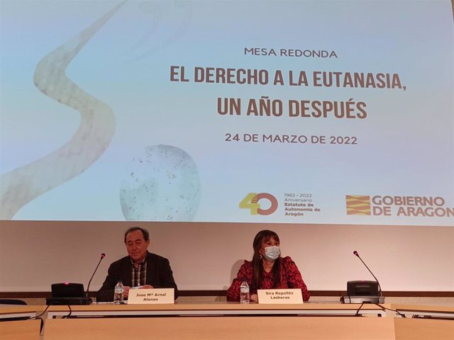 La consejera de Sanidad del Gobierno de Aragón, Sira Repollés, inaugura la mesa redonda 'El derecho a la eutanasia, un año después'.