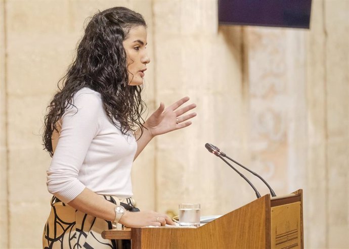 La diputada Carmen Barranco, del Grupo Unidas Podemos por Andalucía, defiende una moción relativa a política en materia de vivienda en el Pleno del Parlamento.
