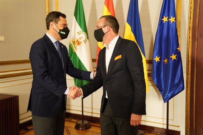 El presidente de la Junta de Andalucía, Juanma Moreno, este jueves en el Palacio de San Telmo junto con el CEO de Orange España, Jean-Franois Fallacher.