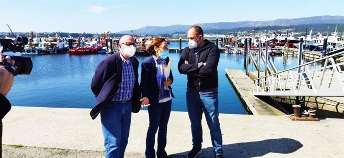 La portavoz de Pesca del BNG, Rosana Pérez, y el alcalde de Rianxo, Adolfo Muíños, mantuvieron un encuentro con el patrón mayor de la cofradía de Rianxo, Miguel Iglesias