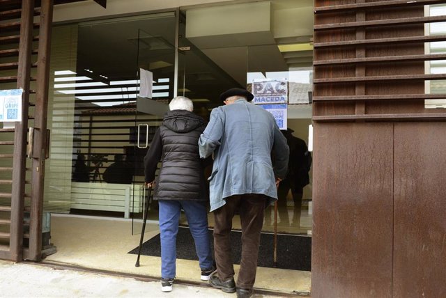 Archivo - Una pareja de ancianos a su llegada a un Centro de Salud para recibir la vacuna contra la gripe, a 25 de octubre de 2021, en Ourense, Galicia, (España).
