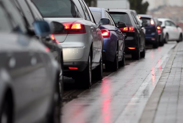 Archivo - Varios coches circulan en tráfico por la calzada, al pasar la borrasca `Gloria y dejar fuertes lluvias en la capital, en Madrid (España), a 24 de enero de 2020.