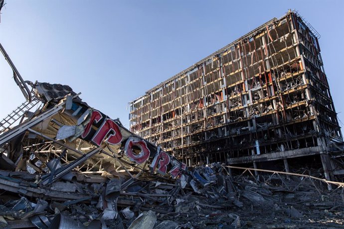 22 March 2022, Ukraine, Kiev: A general view of a damaged shopping mall in the Podilskyi district following a Russian misile attack. Photo: Alex Chan Tsz Yuk/SOPA Images via ZUMA Press Wire/dpa