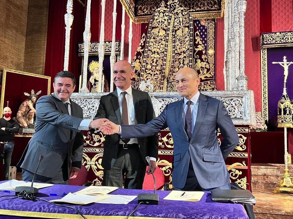 Muñoz, en el centro, preside la firma del protocolo de cesión de la Capilla de la antigua Fábrica de Tabacos a Las Cigarreras.