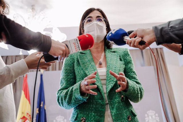 La ministra de Sanidad, Carolina Darias, ofrece declaraciones a los medios tras firmar un acuerdo con Pfizer, en el Ministerio de Sanidad, a 24 de marzo de 2022, en Madrid (España).