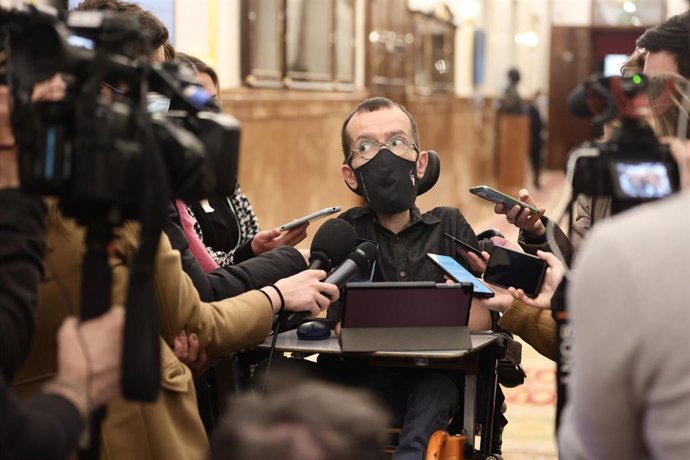 El portavoz de Unidas Podemos en el Congreso, Pablo Echenique, responde a los medios a su llegada a una sesión plenaria, en el Congreso de los Diputados, a 23 de marzo de 2022, en Madrid (España). 
